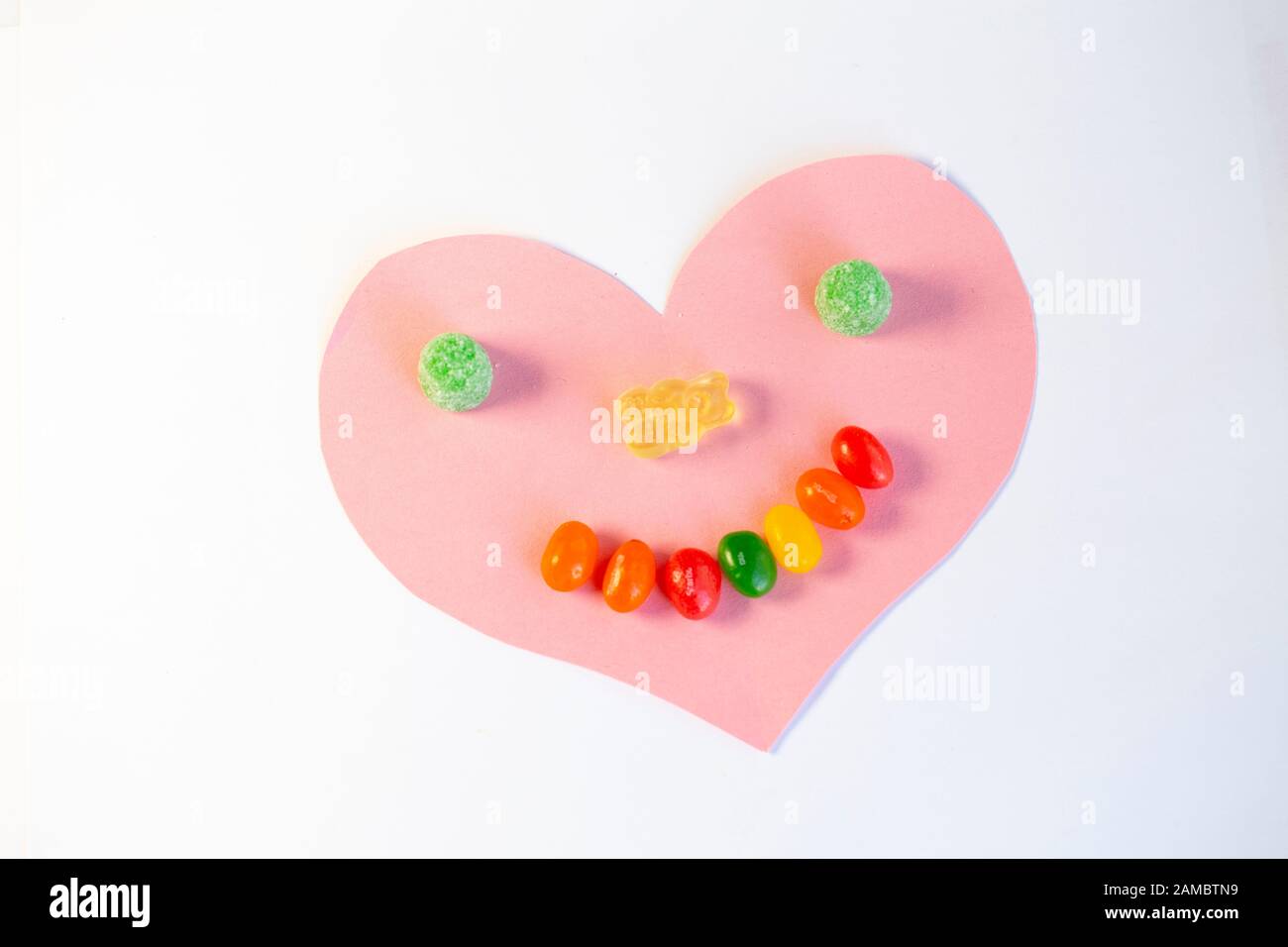 Coeurs roses, rouges et blancs avec messages de Valentin dans l’écriture de l’enfant Banque D'Images