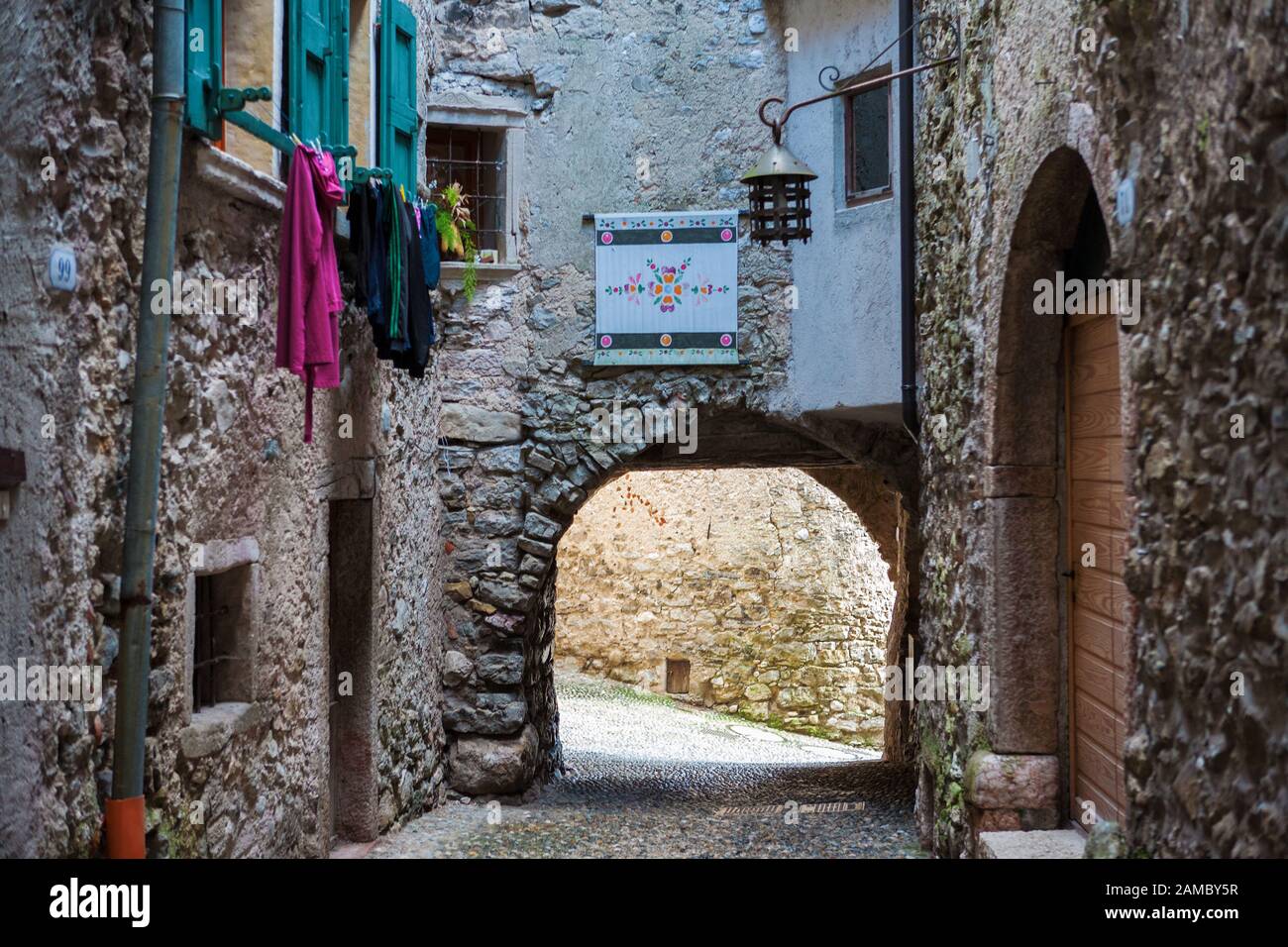 Séchage par lavage, Via Fratelli Bandiera, dans le village médiéval de Canale di Tenno, Trentin-Haut-Adige, Italie Banque D'Images