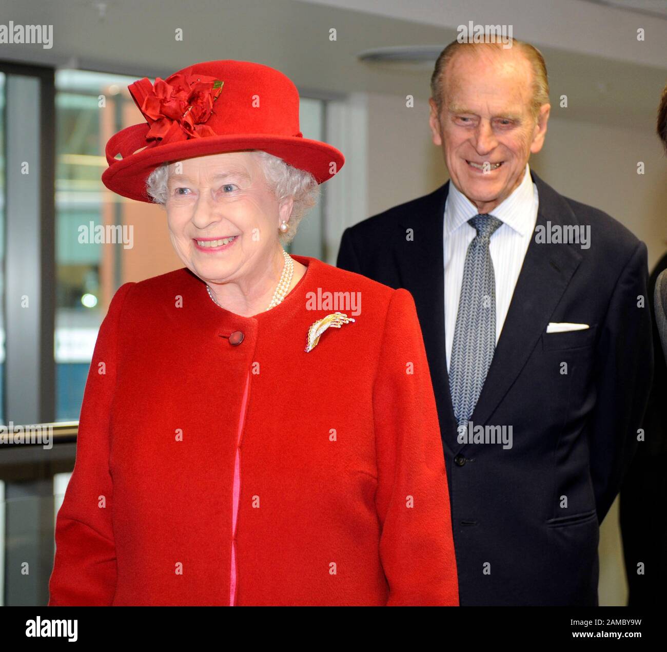 La Reine et le duc d'Édimbourg assistent à l'ouverture de Paragon House à la Thames Valley University dans l'ouest de Londres. Banque D'Images