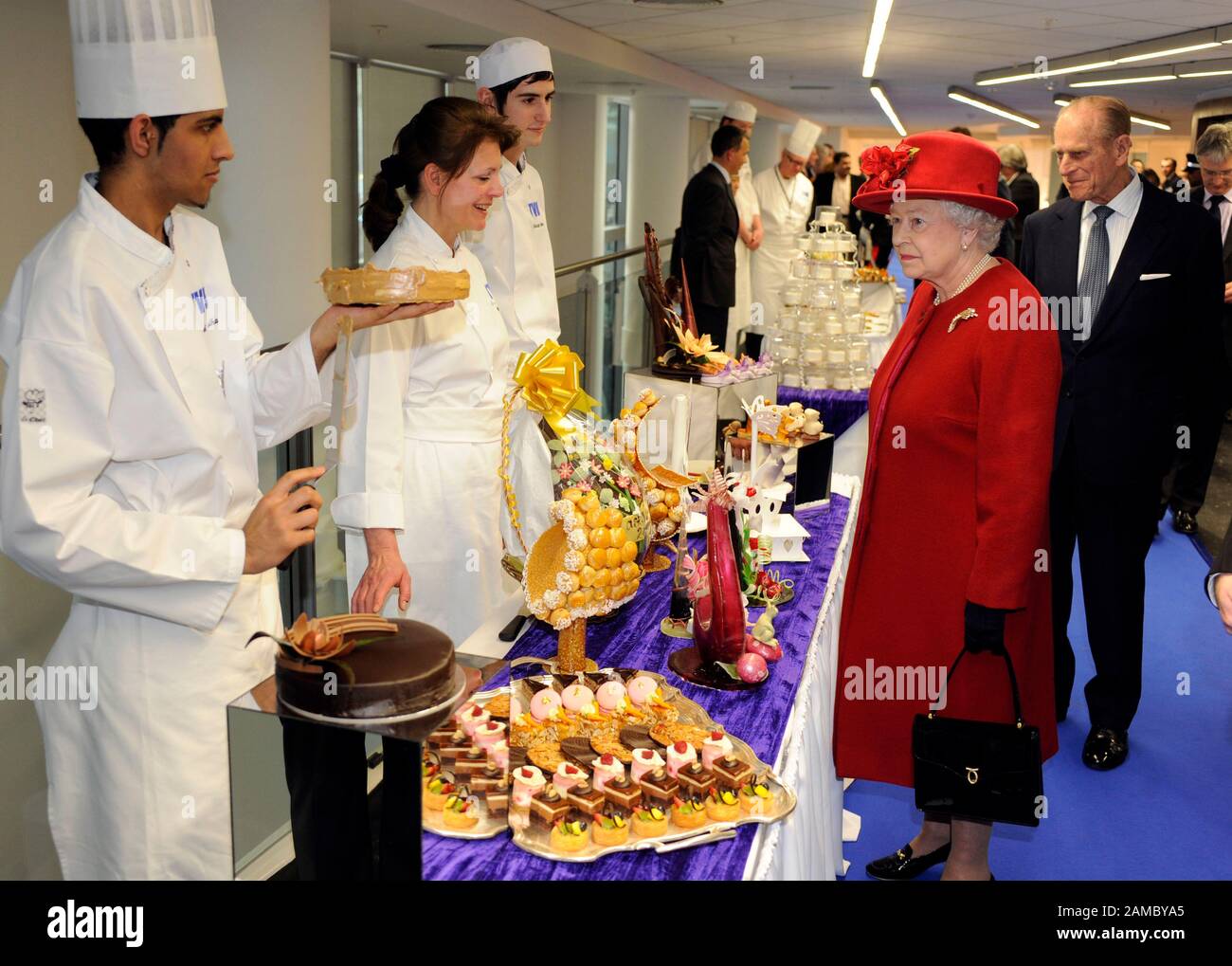 La Reine et le duc d'Édimbourg assistent à l'ouverture de Paragon House à la Thames Valley University dans l'ouest de Londres. Banque D'Images