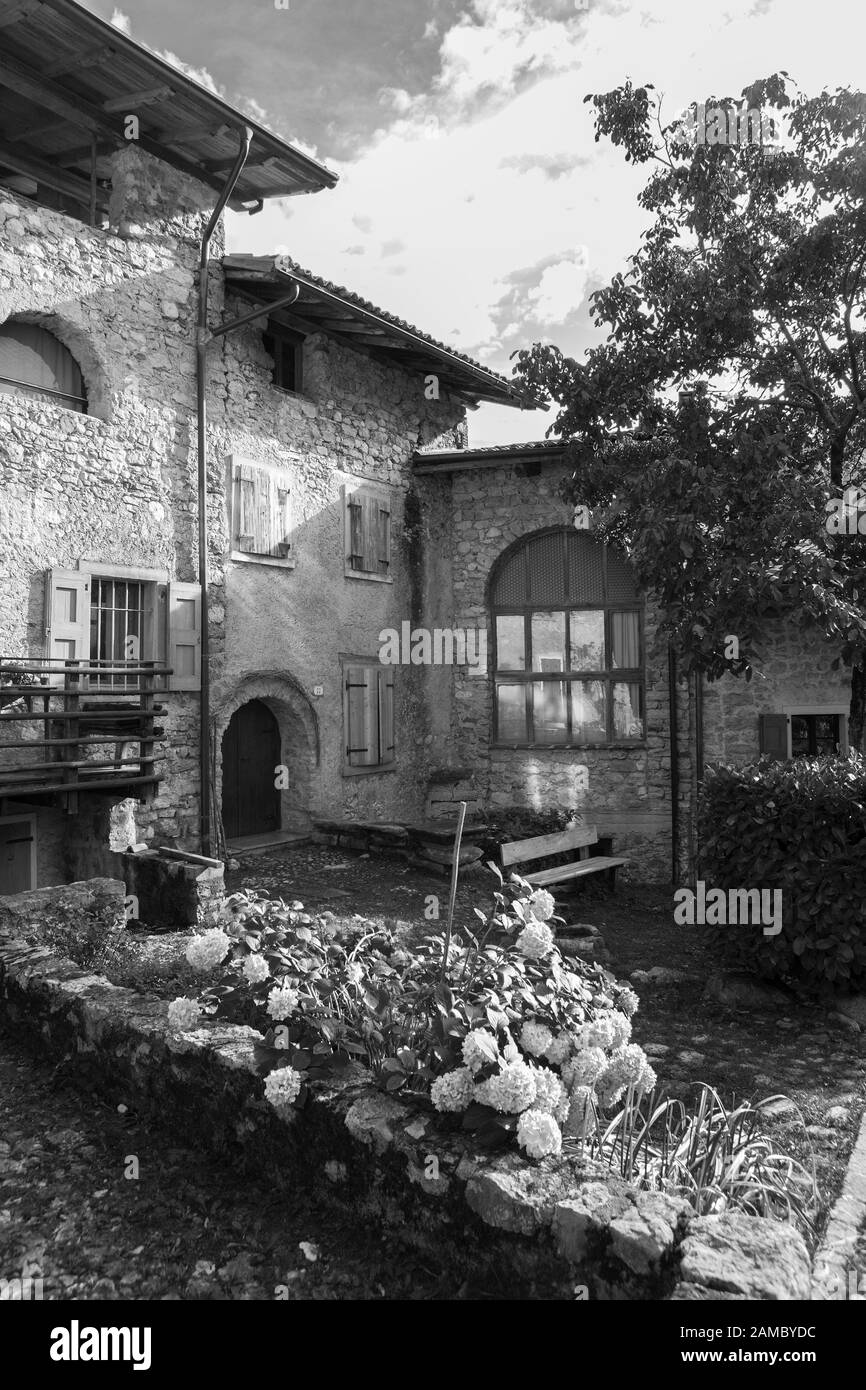 Casa degli Artisti dans le village médiéval de Canale di Tenno, Trentin-Haut-Adige, Italie. Version noir et blanc Banque D'Images