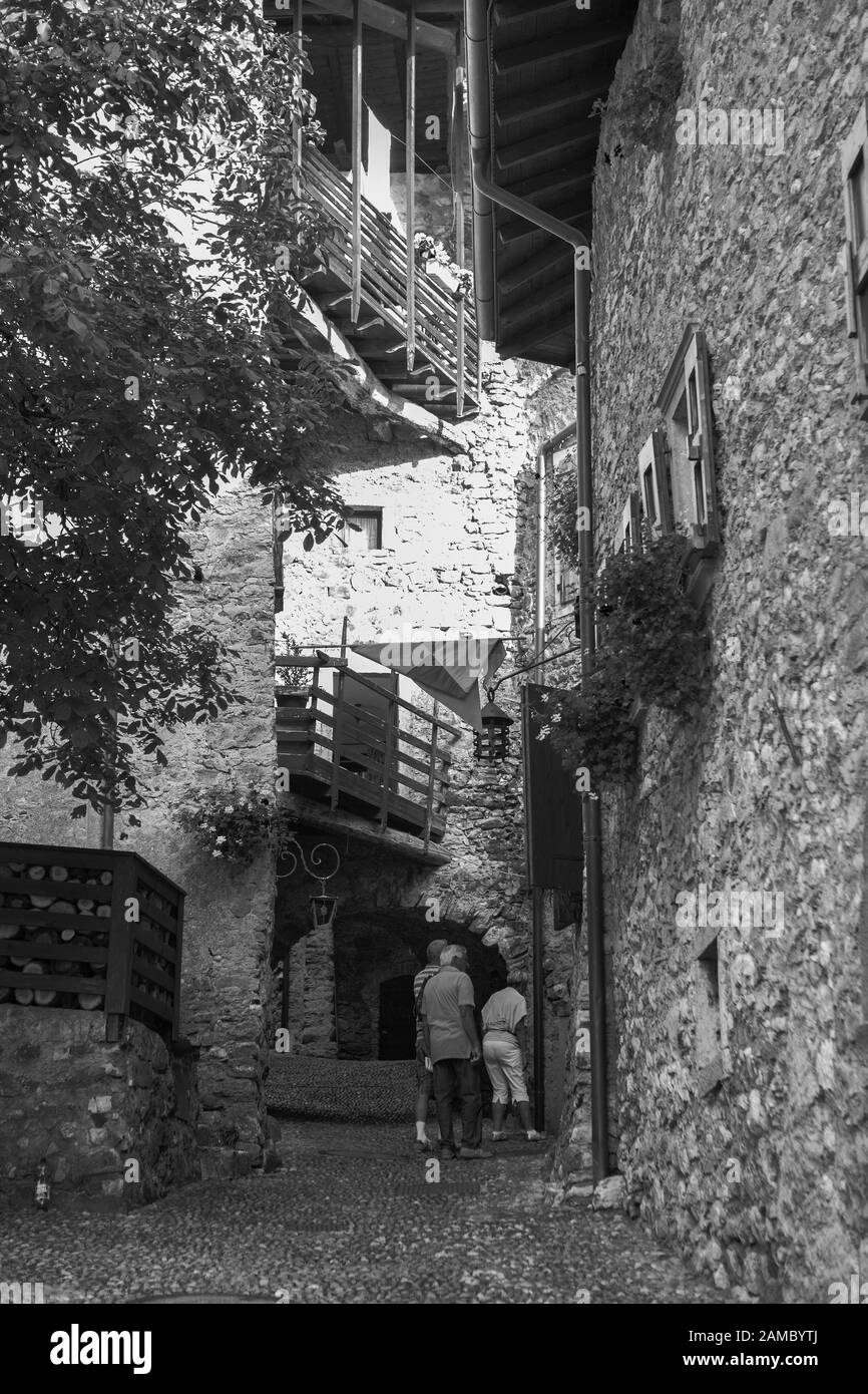 Le village médiéval de Canale di Tenno De Via al Lago, Trentin-Haut-Adige, Italie. Version noir et blanc Banque D'Images