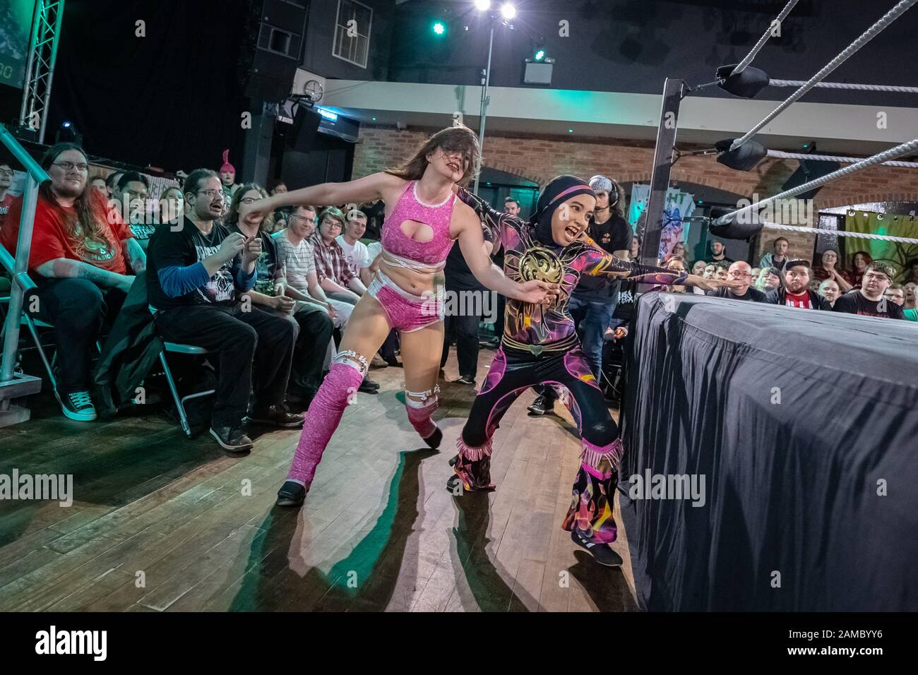 Londres, Royaume-Uni. 11 janvier 2020. Ni 'Phoenix' Diana, 20 ans, la championne de lutte féminine de Malaisie et le premier lutteur professionnel à porter le hijab au monde, ne font son premier match au Royaume-Uni lors du tournoi 'Lutle Queuendom 3' organisé par Pro Wrestling EVE dans l'ouest de Londres. Le Phoenix prend le lutteur professionnel britannique Zoe Lucas - gagnant le match après avoir forcé Lucas à soumettre. Le champion malaisien Wrestlecon a utilisé pour se mesurer à un masque pour éviter d'être reconnu. Crédit: Guy Corbishley/Alay Live News Banque D'Images