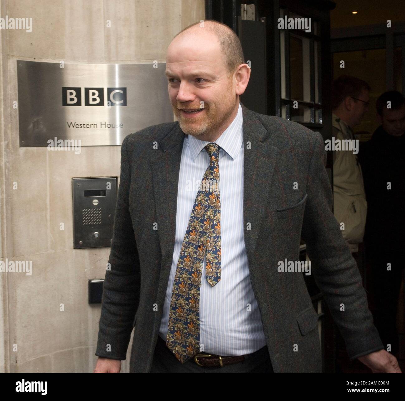 Le directeur général de la BBC, Mark Thompson, a déclaré au revoir au présentateur de la radio de haut niveau Sir Terry Wogan après son départ de la maison de radiodiffusion à Londres à la suite de sa dernière émission de radio de la BBC le 18 décembre 2009. Banque D'Images