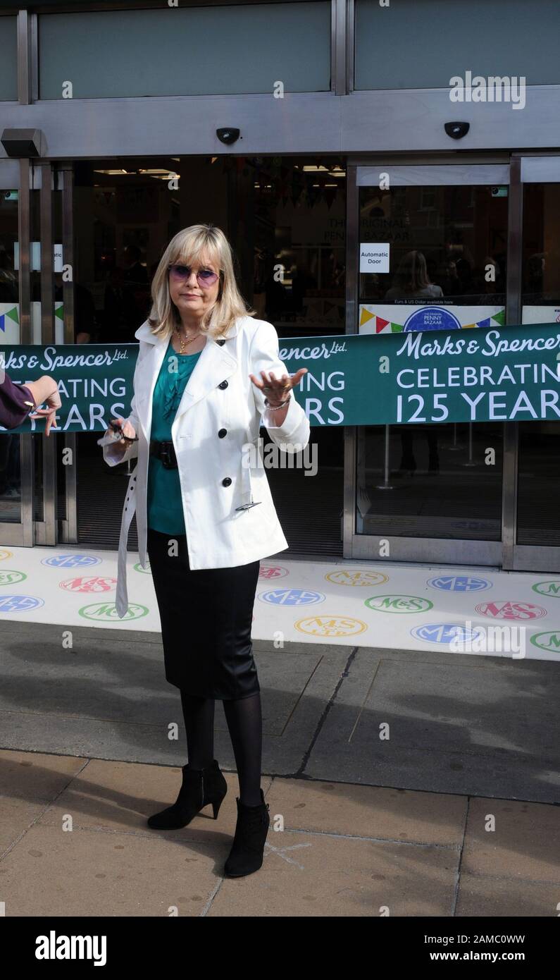 High Street Store Marks and Spencer fêtent 125 ans d'affaires en vendant de nombreux articles pour un sou. Le président de la société Sir Stuart Rose et Supermodel Twiggy lancent la célébration dans leur magasin phare d'Oxford Street, à Londres. Banque D'Images