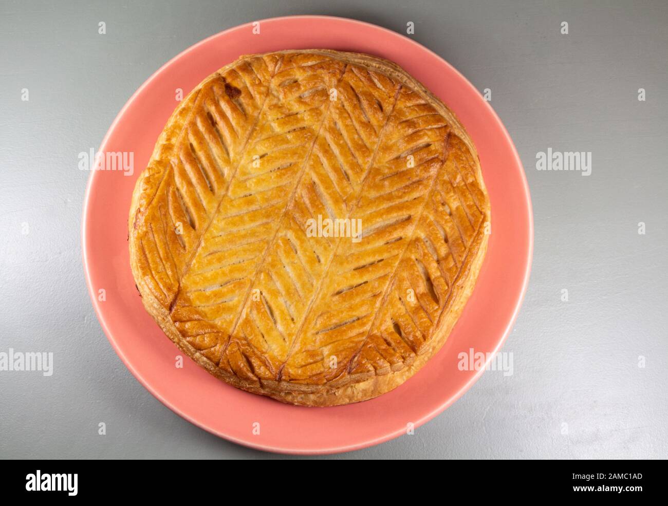 Vue sur le grand gâteau français d'en haut sur une plaque rouge Banque D'Images