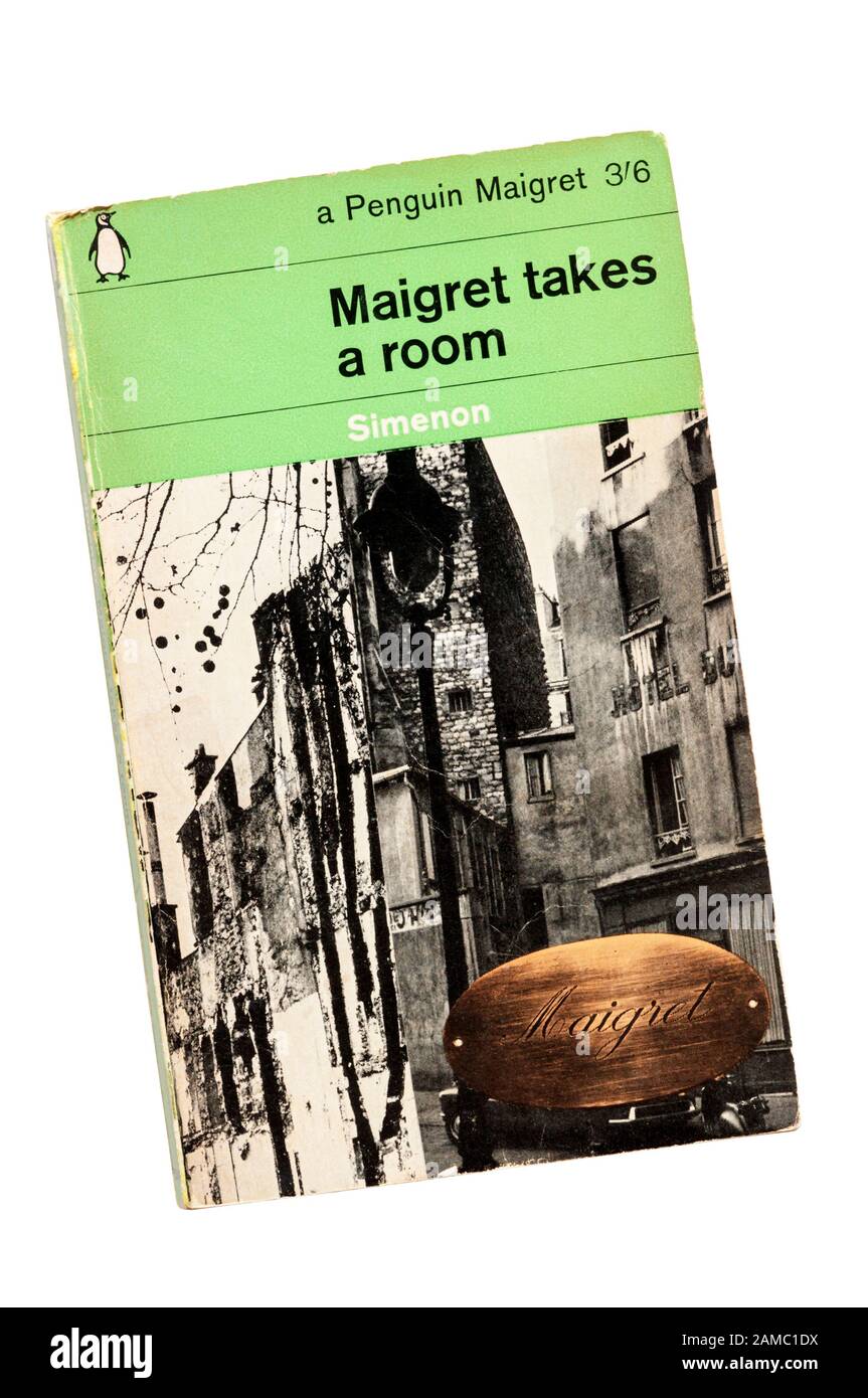 Un exemplaire vert de Maigret pour la criminalité des pingouins Prend une chambre de Georges Simenon. Banque D'Images