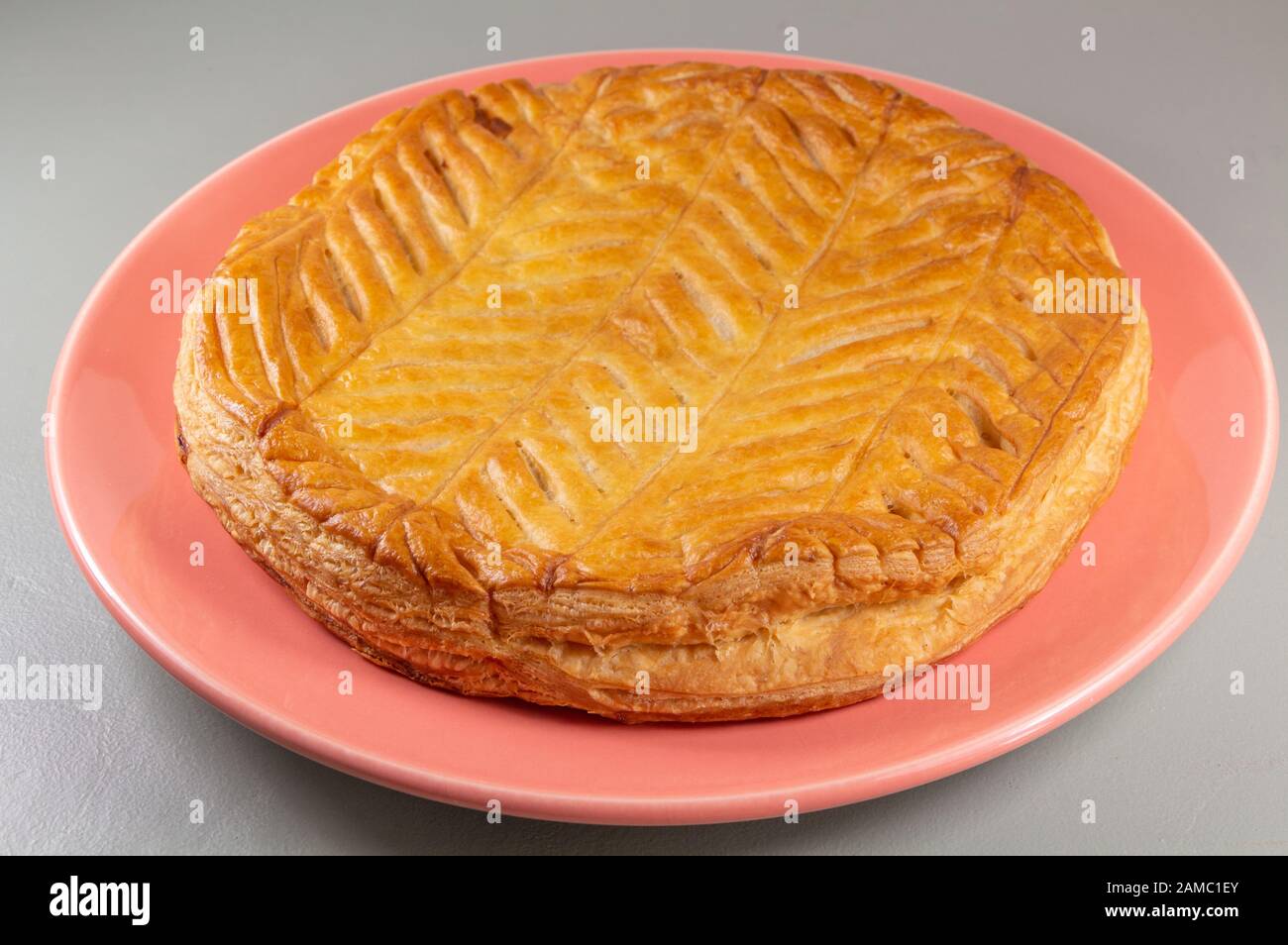 Gâteau roi français traditionnel avec frangipane sur un plat rouge Banque D'Images