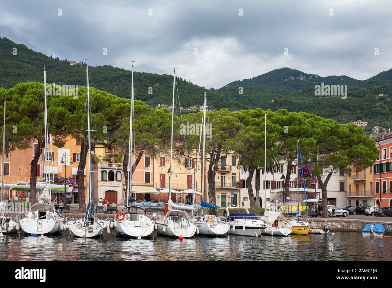Yachts amarré dans le port de Bogliaco di Gargnano, Brescia, Lombardie, Italie Banque D'Images