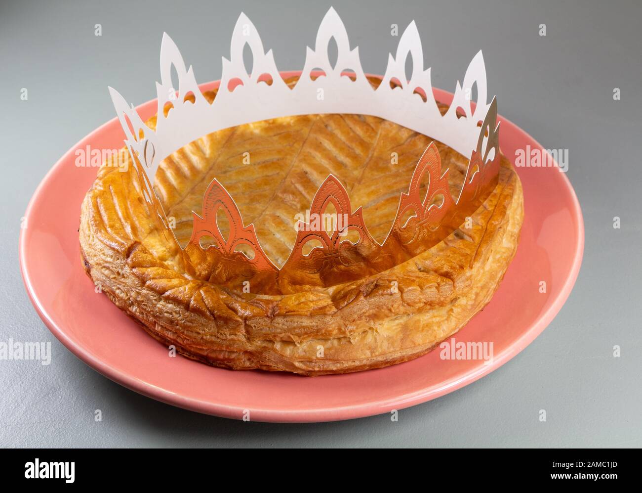 Gâteau roi français et couronne dorée sur un plat rouge Banque D'Images