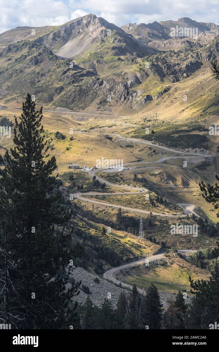 Route Sinueuse À Travers Les Hautes Montagnes Dans Les Pyrénées Catalanes Banque D'Images