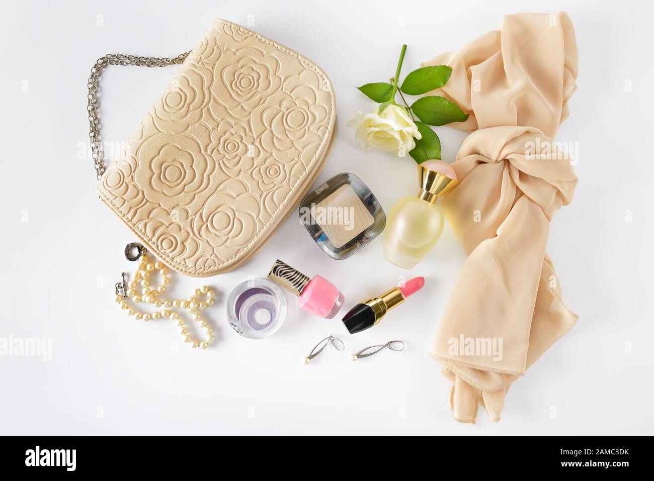 Cosmétiques, parfums, bijoux en perles et de sac à main sur un fond blanc.  Mise à plat, vue du dessus Photo Stock - Alamy
