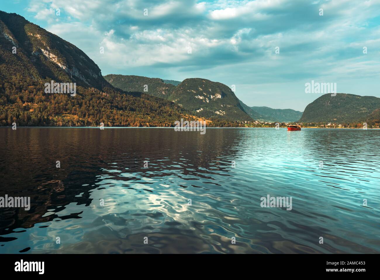 Lac de Bohinj et montagnes environnantes en été, célèbre destination touristique dans le parc national de Triglav Slovénie Banque D'Images