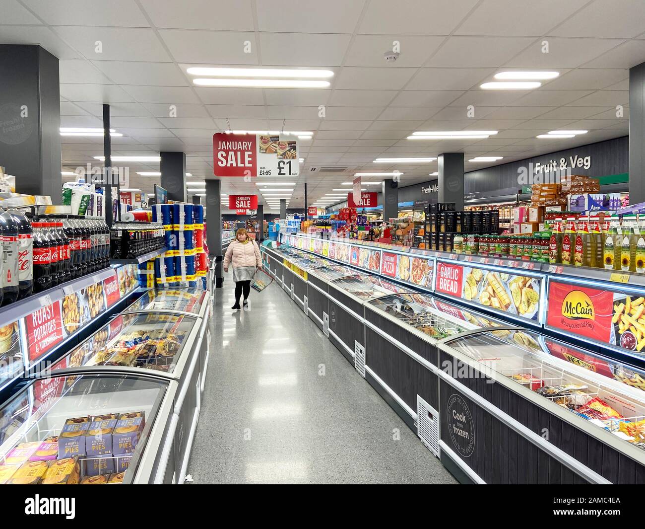 Intérieur du supermarché Islande, Staines-on-Thames, Surrey, Angleterre, Royaume-Uni Banque D'Images