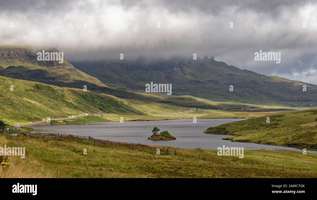 Loch Fada avec le vieux homme de Storr dans les nuages, île de Skye, Ecosse Banque D'Images