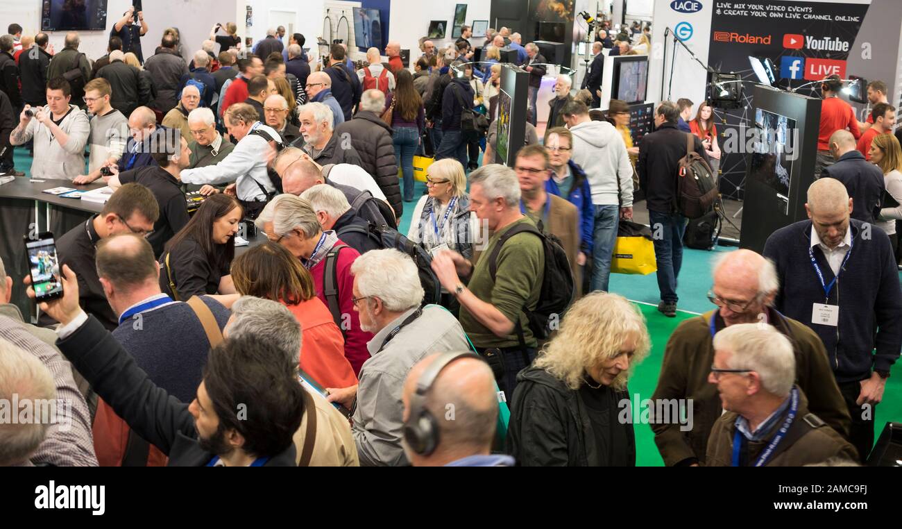 Public adulte au salon de photographie, NEC, Birmingham, Royaume-Uni Banque D'Images