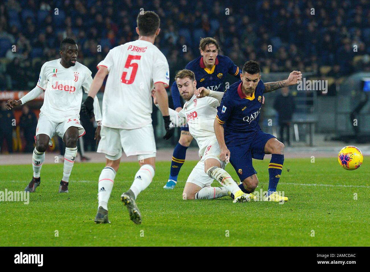 Rome, Italie. 12 janvier 2020. Aaron Ramsey de Juventus FC et Lorenzo Pellegrini DE AS Roma lors du match de Serie entre Roma et Juventus à Stadio Olimpico, Rome, Italie, le 12 janvier 2020. Photo De Luca Pagliaricci. Utilisation éditoriale uniquement, licence requise pour une utilisation commerciale. Aucune utilisation dans les Paris, les jeux ou une seule publication de club/ligue/joueur. Crédit: Uk Sports Pics Ltd/Alay Live News Banque D'Images