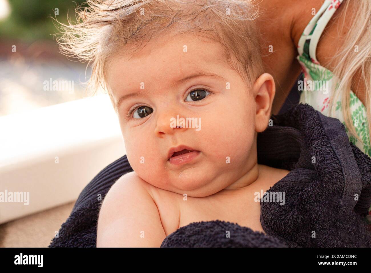 Beau Portrait Closeup De Bebe Blond Mignon Avec Des Yeux Bruns En Serviette Regardant Directement Dans L Appareil Photo Photo Stock Alamy