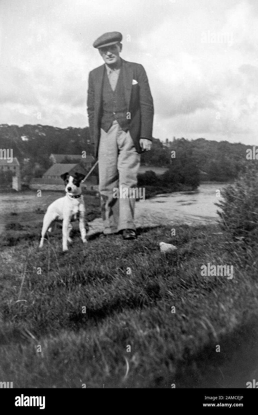 Archivez l'image d'un homme et de son chien, vers les années 1920, scanné directement du négatif Banque D'Images