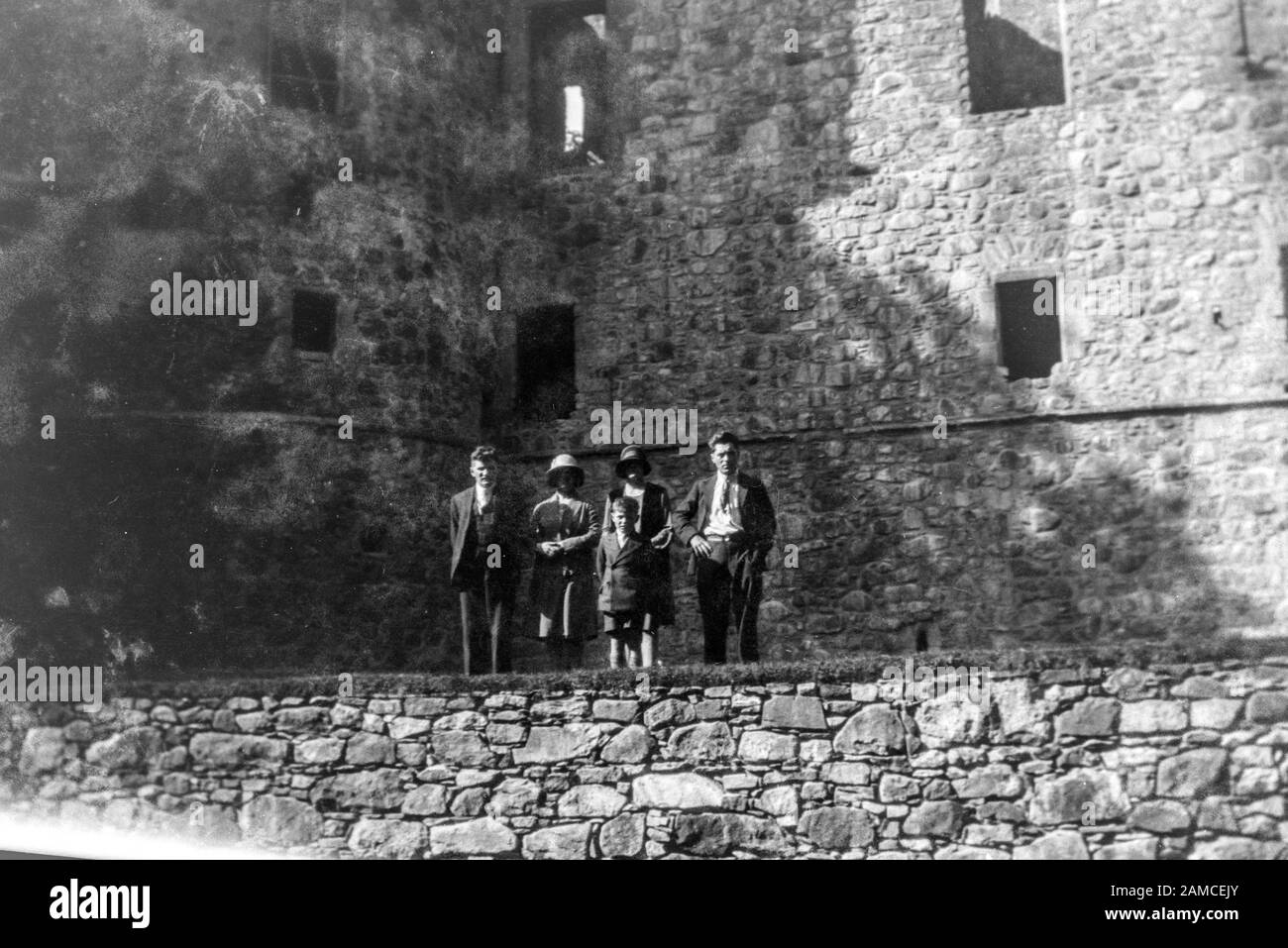Archivez l'image d'une fête familiale devant une ruine, vers les années 1920 scannée directement du négatif Banque D'Images