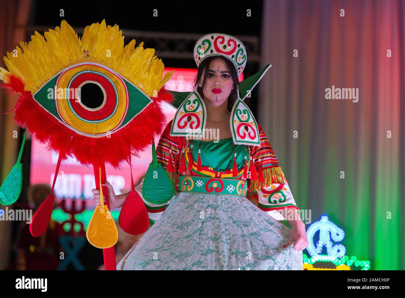 (200112) -- AGADIR (MAROC), 12 janvier 2020 (Xinhua) -- un modèle présente une création de designer amazigh (Berber) à Agadir, Maroc, le 11 janvier 2020. Le défilé de mode est organisé pour célébrer le nouvel an Amazigh connu sous le nom de Yennayer. (Xinhua) Banque D'Images
