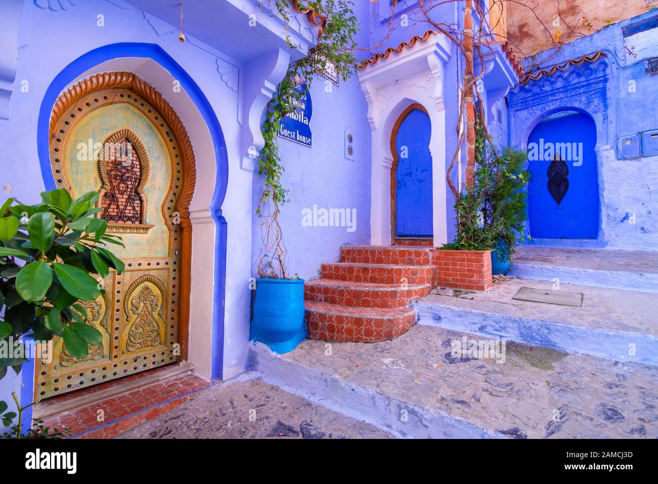 Chefchaouen, une ville aux maisons peintes en bleu et aux rues étroites, belles et bleues, Maroc, Afrique Banque D'Images