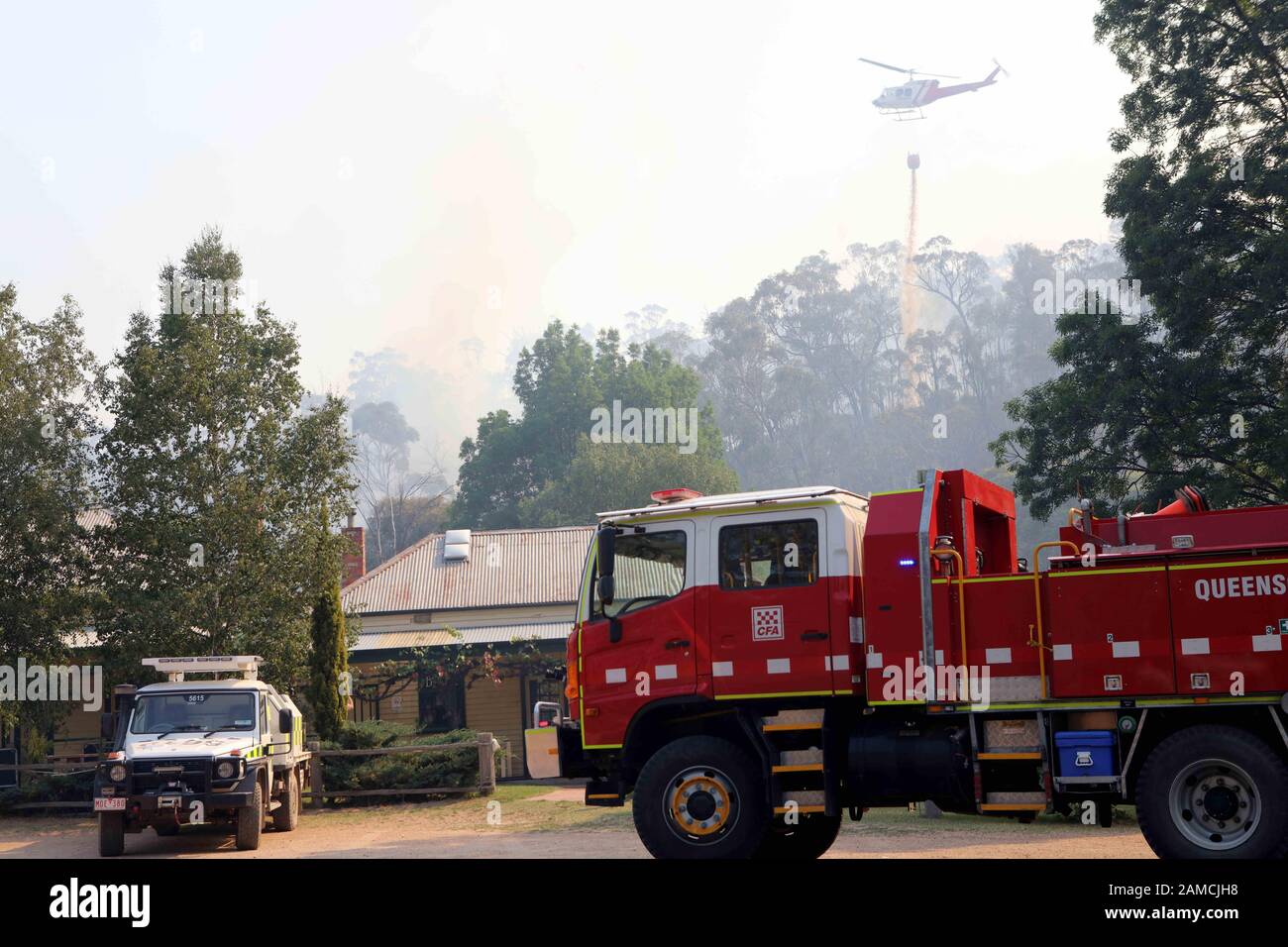 Victoria, Australie. 12 janvier 2020. Un hélicoptère fait une goutte d'eau sur un bushfire où une équipe de grève australienne et américaine conjointe blackline une zone afin de contrôler un incendie et de protéger les structures voisines, dans le parc national alpin près d'Omeo. La goutte d'eau réduit la chaleur et ralentit le feu aidant l'équipe sur le terrain. Les pompiers australiens sont avec Country Fire Authority Australia et l'équipe américaine est la troisième rotation en 28 jours et ils proviennent de cinq agences américaines différentes. Crédit: Zuma Press, Inc./Alay Live News Banque D'Images