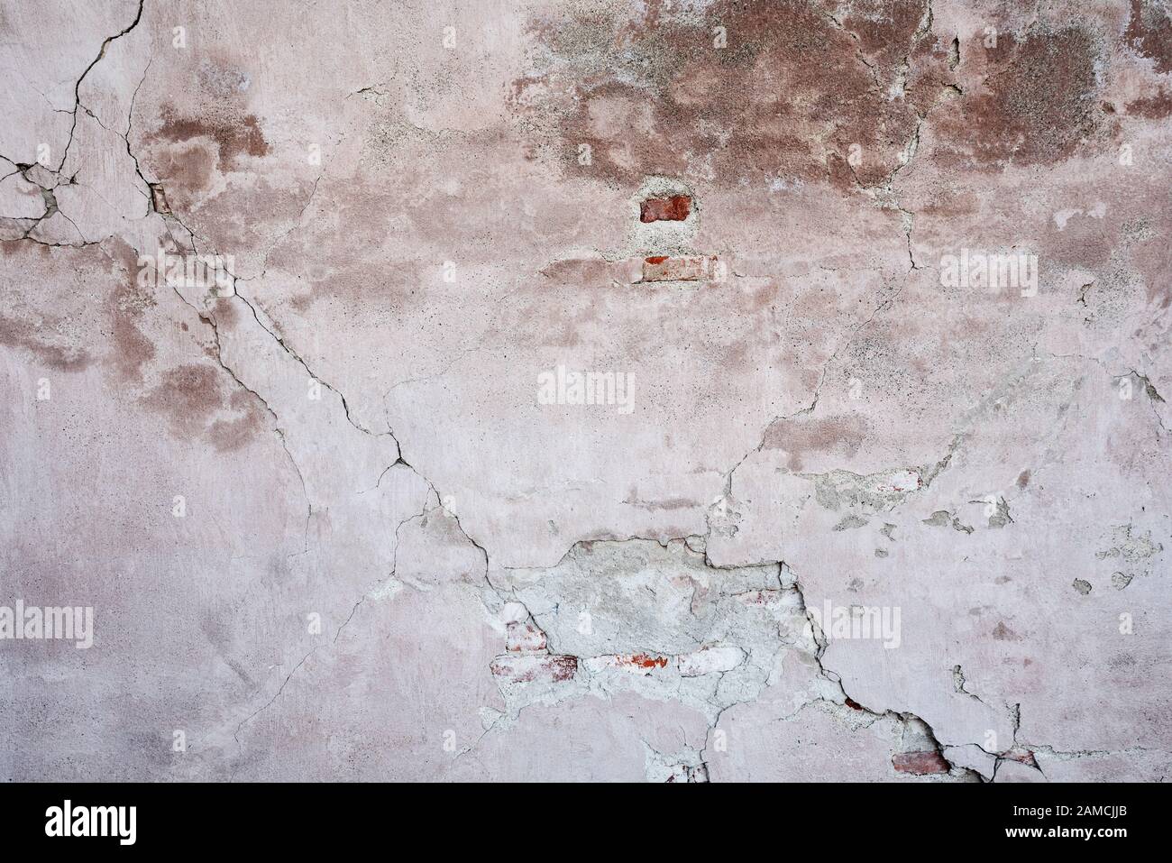 Vieux mur de briques plâtré, vieilli et trame, texture abstraite arrière-plan Banque D'Images