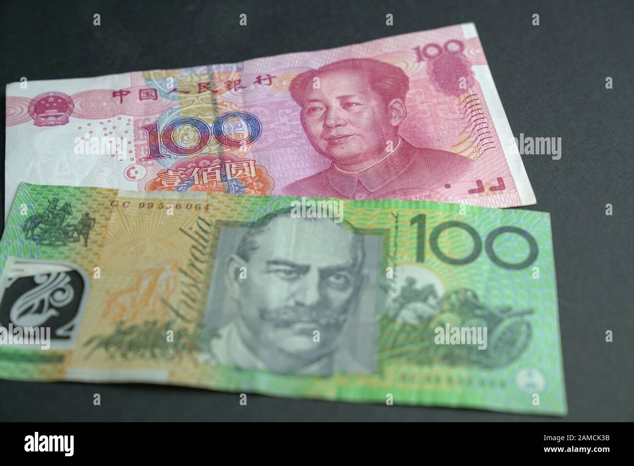 100 Yuan chinois et 100 dollars australiens, se concentrent sur le Yuan chinois Banque D'Images