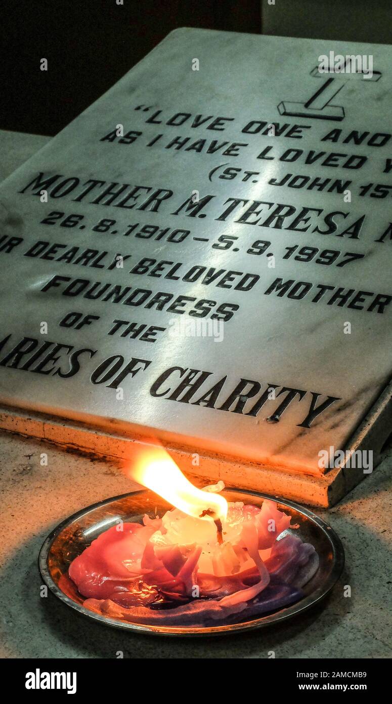 À la Maison mère des Missionnaires de la Charité, une bougie est respectfullyplacée devant la plaque à la tête de la tombe en marbre, à la première Banque D'Images