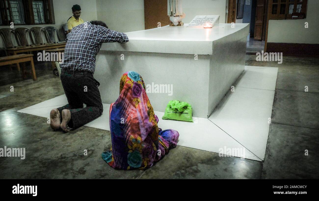 Kolkata, BENGALE DE L'OUEST/INDE-19 MARS 2018:Les Dévotés adorent et prient au pied de la tombe de mère Teresa, à la Maison mère des Missionnaires De Chari Banque D'Images