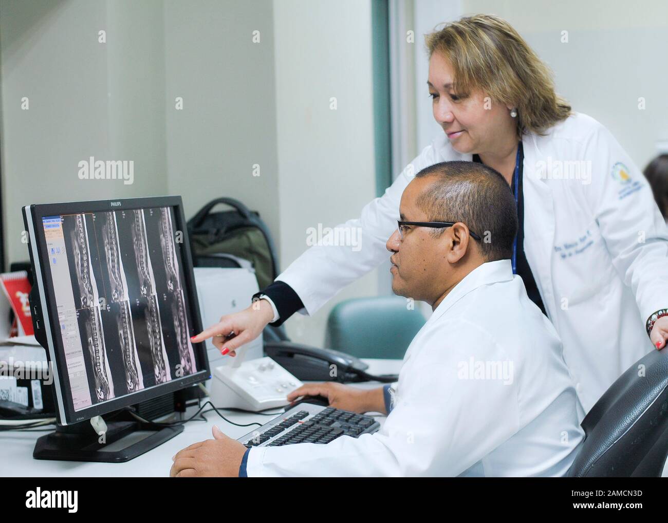 Personnel médical regardant les images de résonance. Hôpital Pédiatrique. Guayaquil. Équateur Banque D'Images