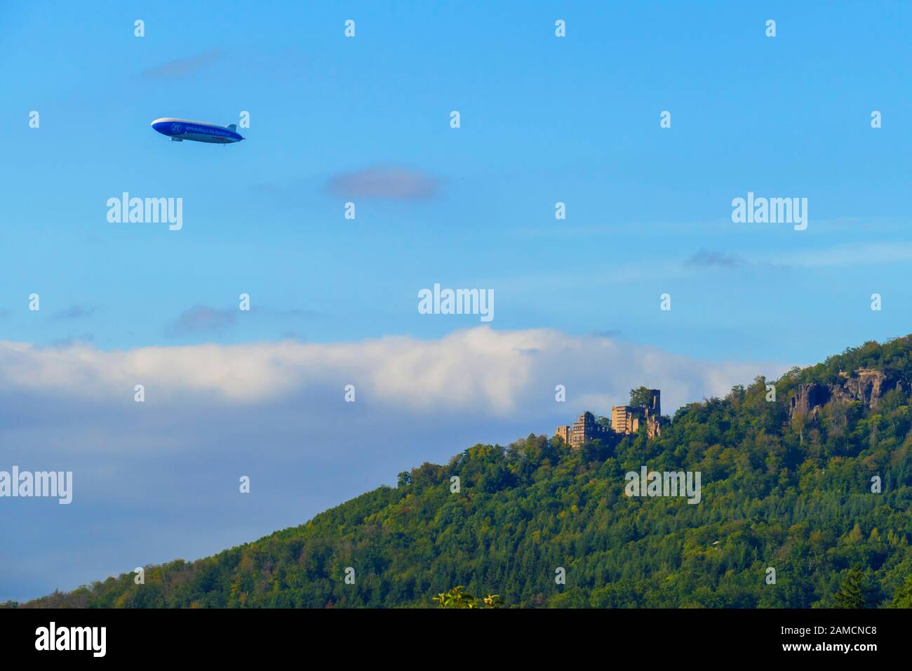 Luftschiff Zeppelin, fliegt über das alte Schloss Hohenbaden à Baden-Baden Banque D'Images