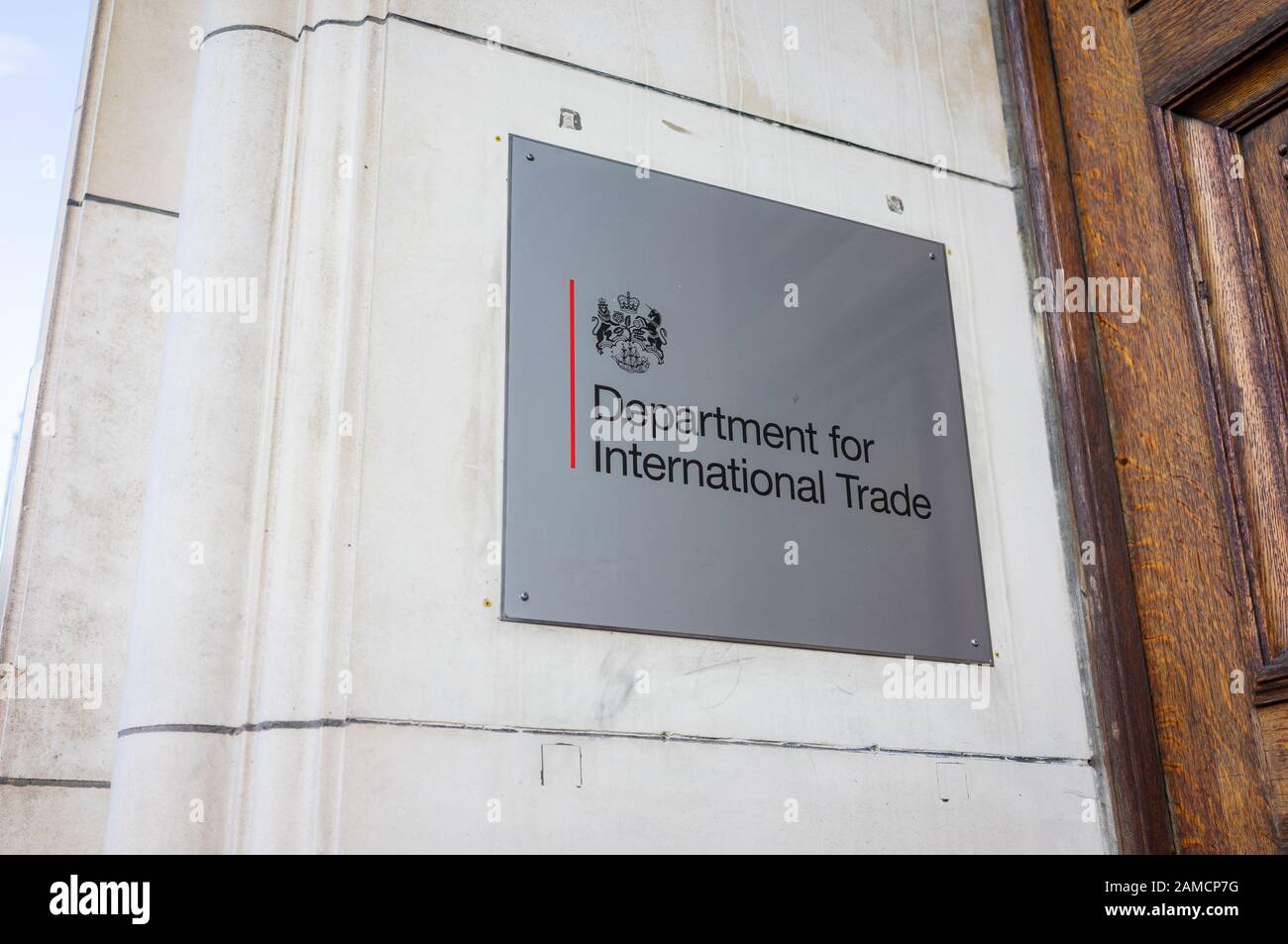 Panneau devant le ministère du commerce international du gouvernement britannique le long de Whitehall à Londres Westminster, Londres, Angleterre, Royaume-Uni Banque D'Images