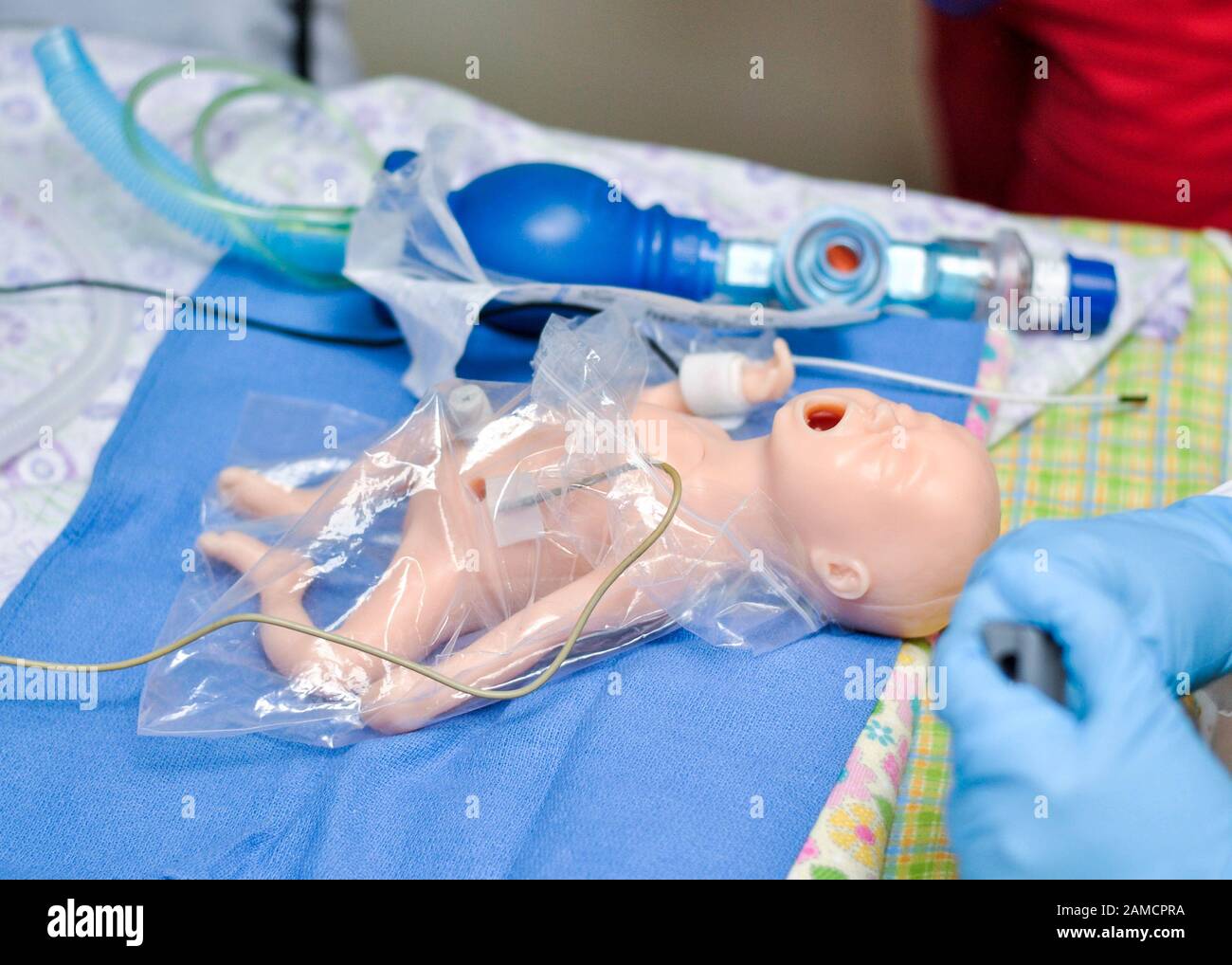 Simulateur de poupée de bébé et sac auto-gonflant. Hôpital Pour Enfants. Guayaquil. Équateur Banque D'Images