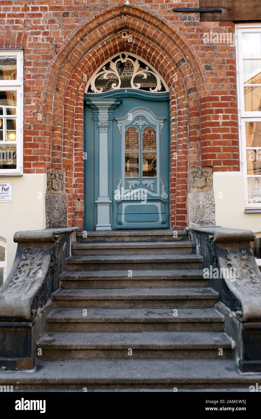 Historisches Baudenkmal Lüner Hof - Haustür mit Treppe, Lüneburg, Allemagne, Deutschland Banque D'Images