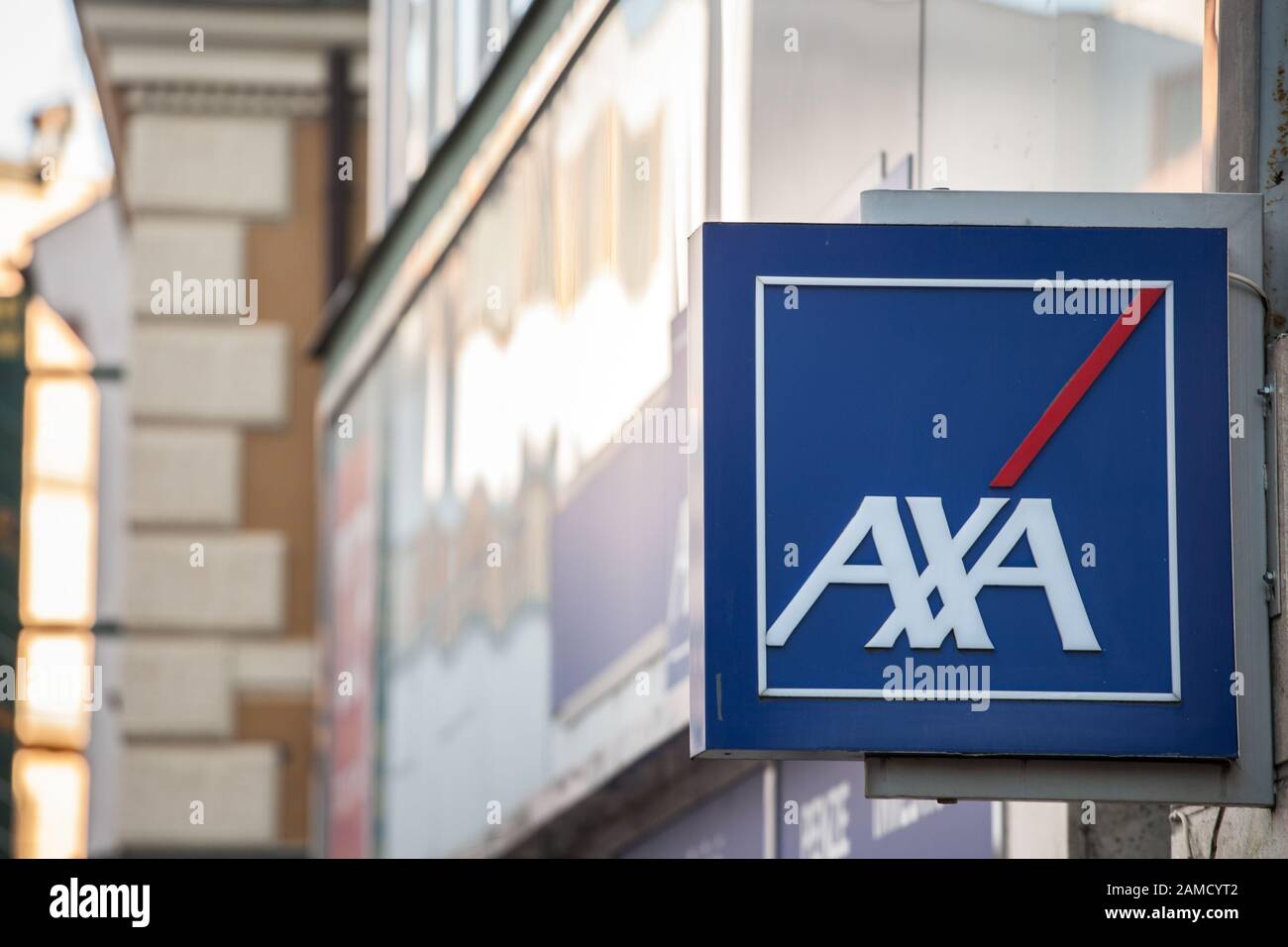 Prague, TCHÉQUIE - 4 NOVEMBRE 2019: Logo AXA sur leur agent local à Prague. AXA est un groupe français d'assurance et de banque, l'un des plus grands assureurs Banque D'Images