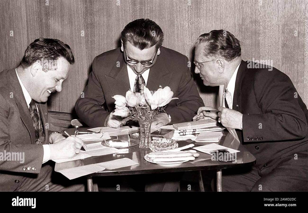 Résolution VII Congrès sur les tâches futures de la CPY. Les camarades Tito, Kardelj et Rankovich complètent les bulletins de vote. 26 Avril 1958 Banque D'Images