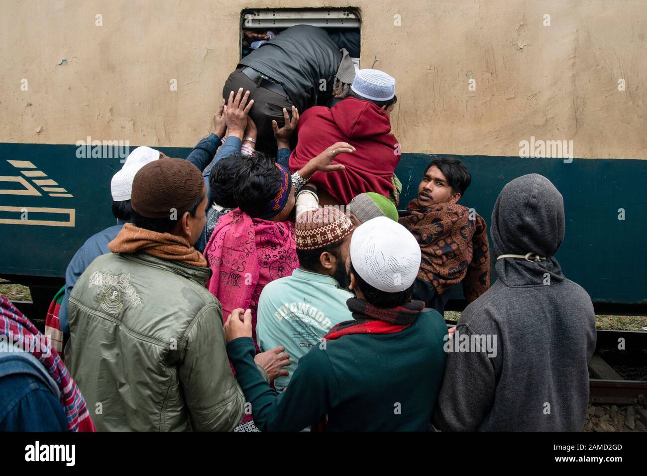 Tongi, Bangladesh. 12 janvier 2020. Les musulmans essaient d'entrer dans un train tout en retournant chez eux après avoir assisté à la prière finale de la première phase de Bishwa Ijtema, qui est considérée comme la deuxième plus grande rencontre musulmane du monde après Haj. Crédit: Sopa Images Limited/Alay Live News Banque D'Images