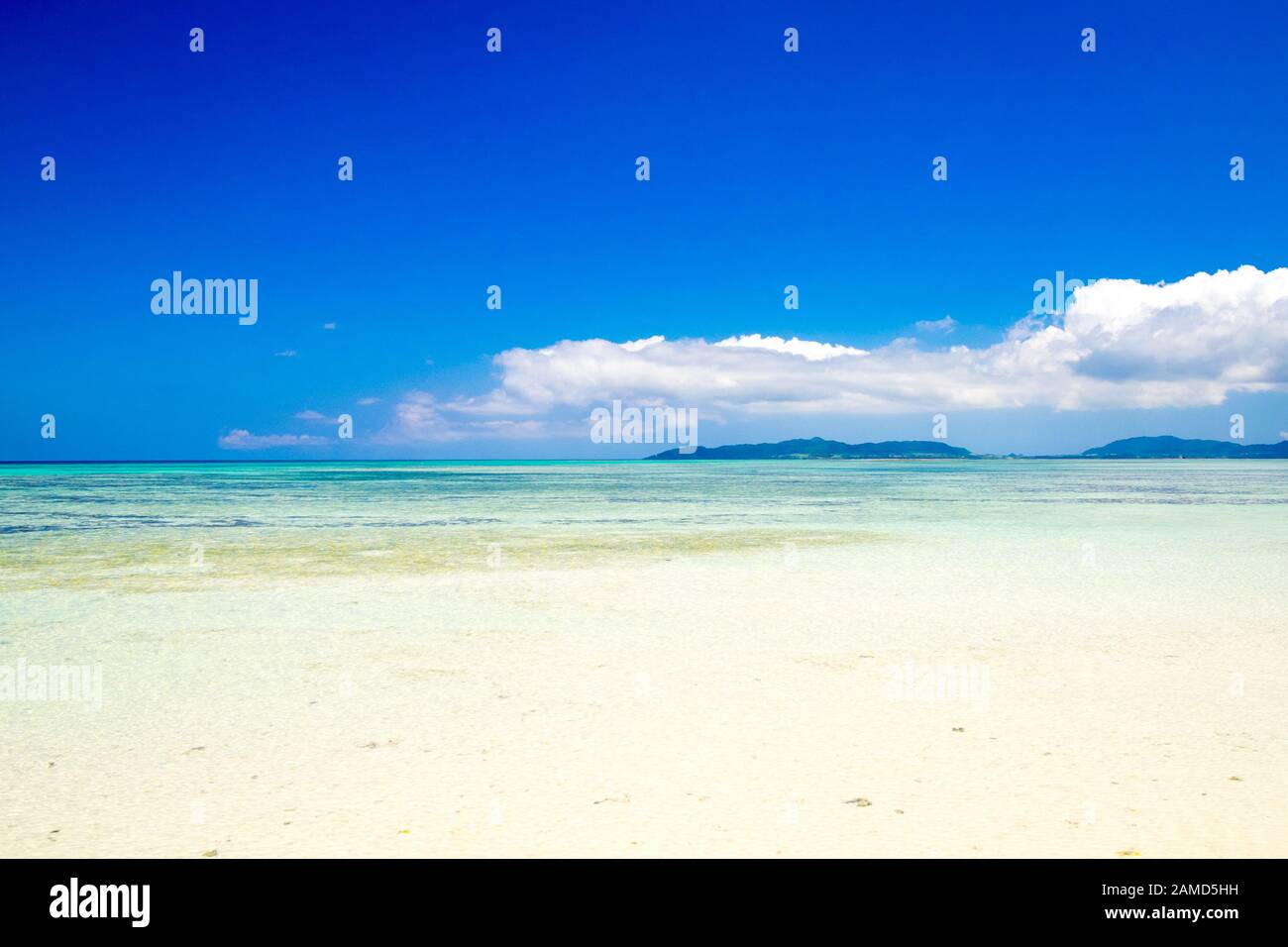 Spectaculaire sable de corail et eaux claires de la plage de Kondoi, de l'île Taketomi (Taketomi-jima), des îles Yaeyama, préfecture d'Okinawa, Japon. Banque D'Images