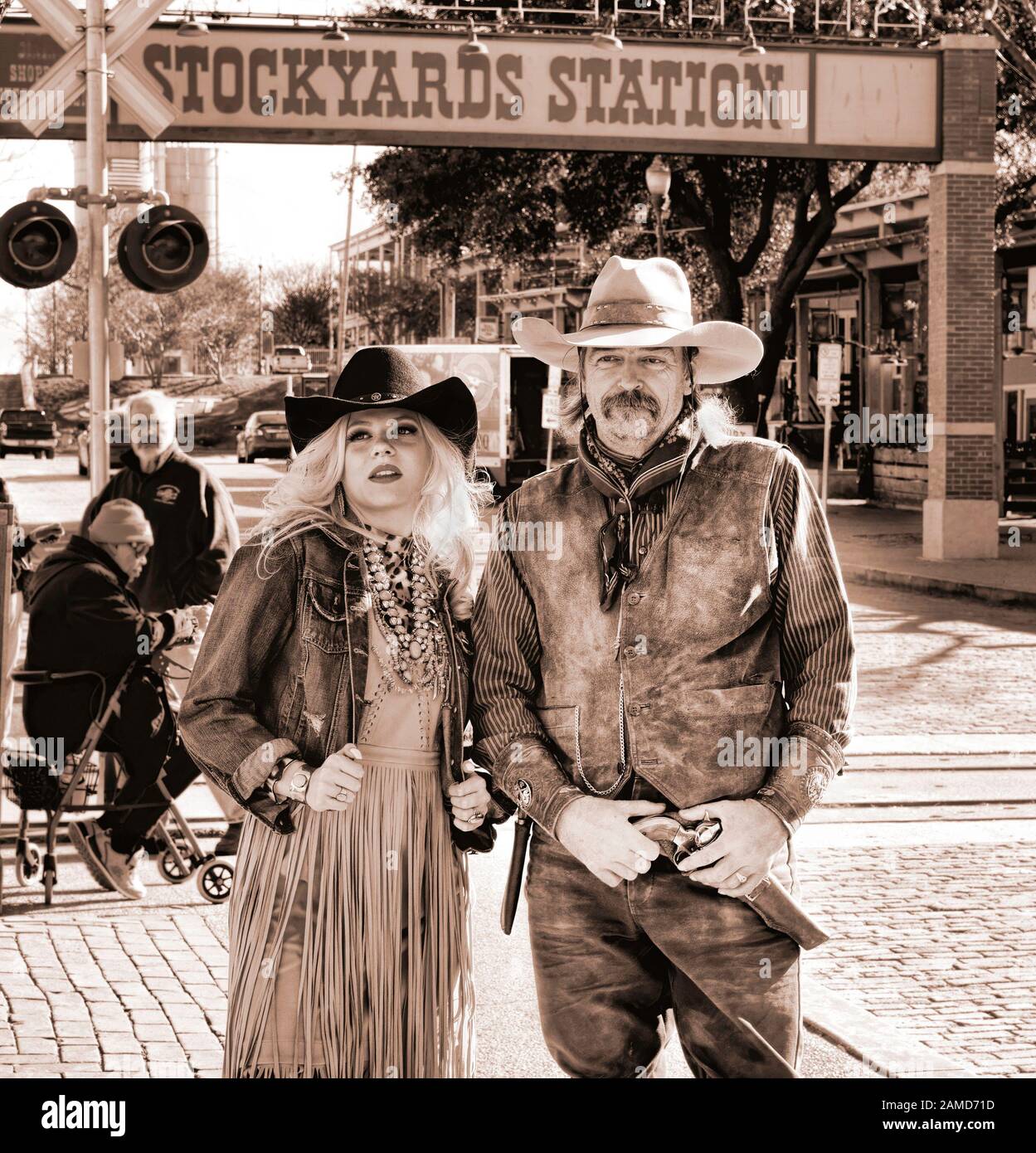 Fort Worth, Texas, janv. 4,2020 - fort Worth Stockyards cowgirl et cowboy debout à côté de la gare de Stockyard. Le Fort Worth Stockyards Sont Banque D'Images