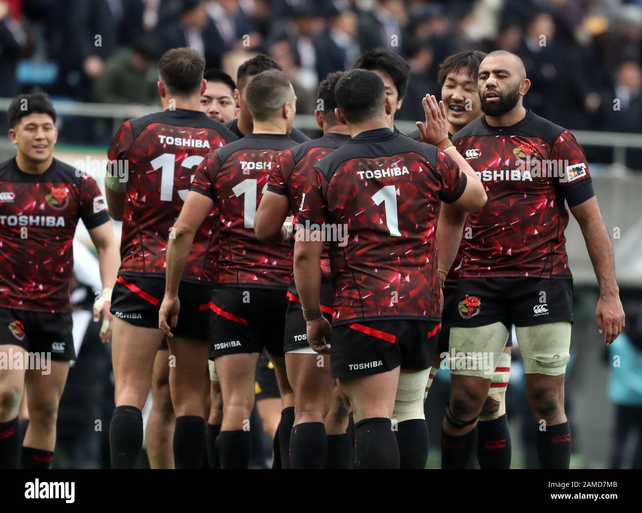 Tokyo, Japon. 12 janvier 2020. Les joueurs de Toshiba Brave Lupus célèbrent leur victoire lors du match d'ouverture de la ligue supérieure de rugby contre Suntory Sungoliath au stade Prince Chichibu à Tokyo le dimanche 12 janvier 2020. Toshiba Brave Lupus Défait Suntory Sungoliath 26-19. Crédit: Yoshio Tsunoda/Aflo/Alay Live News Banque D'Images