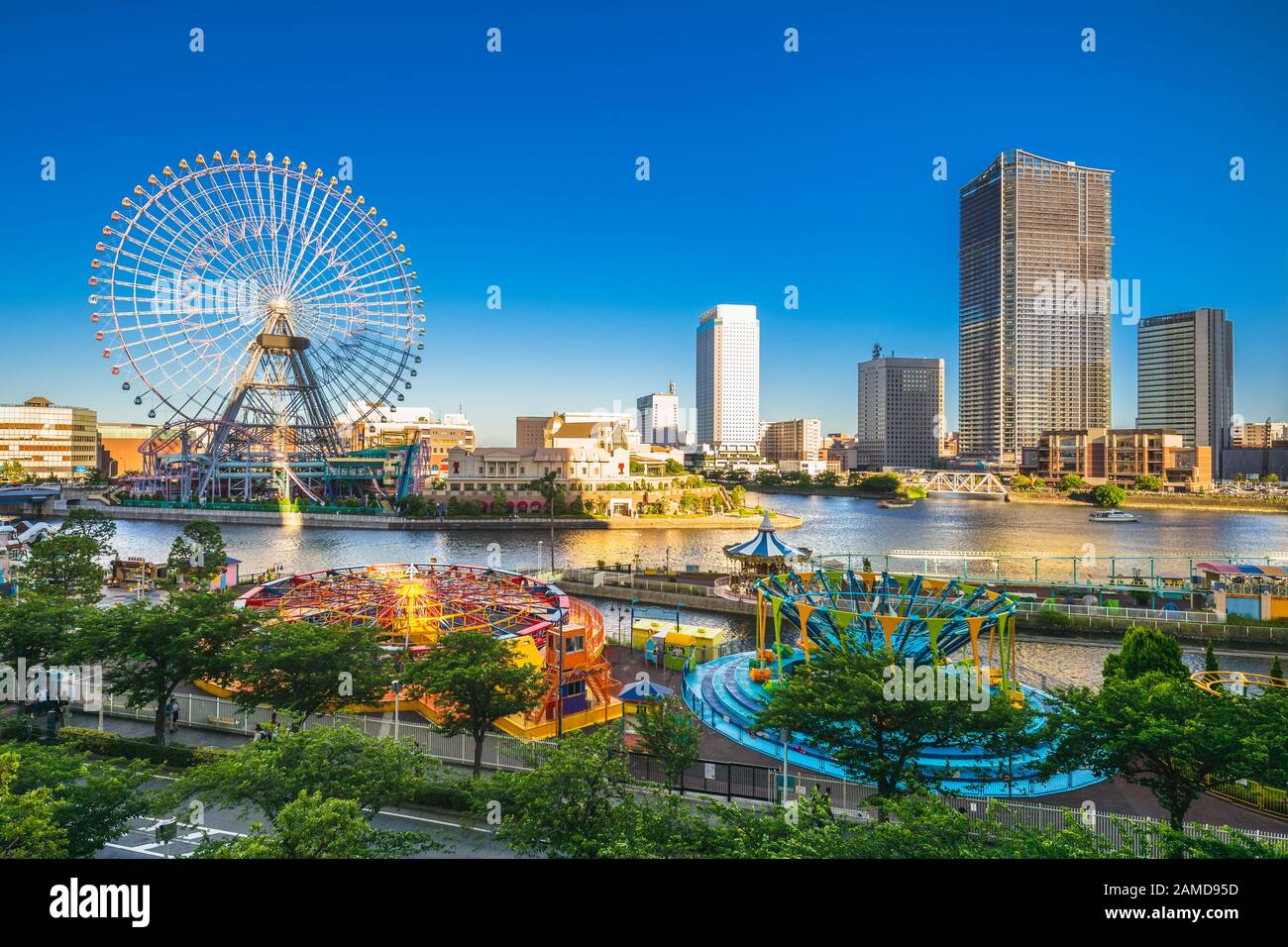 horizon du port de yokohama avec roue ferris, japon Banque D'Images