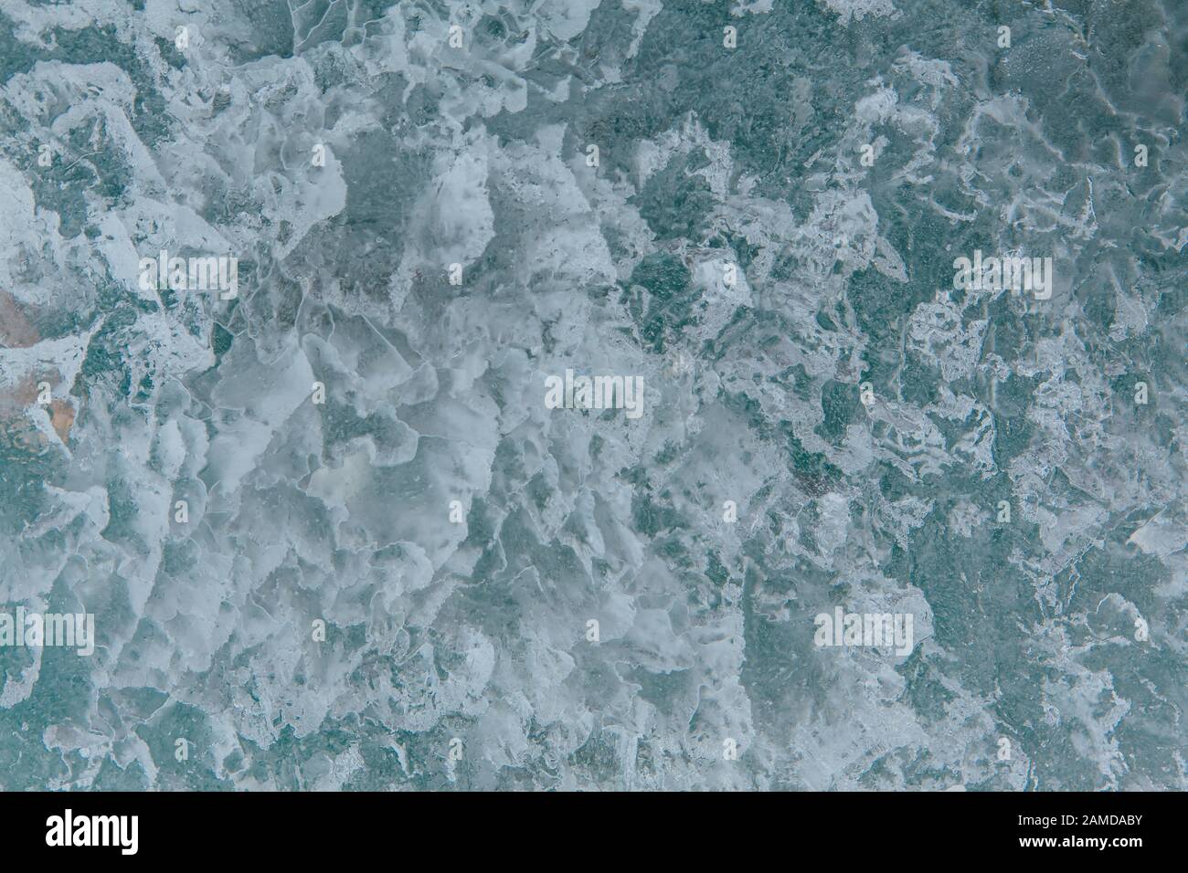 Briques de glace avec des bulles d'air à l'intérieur. Résumé de cristaux de glace et la texture. Enlever la glace fond. Banque D'Images
