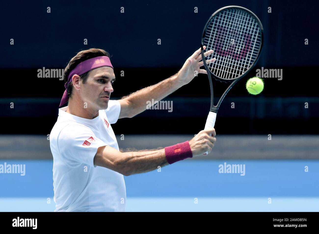 Melbourne, Australie. 13 janvier 2020. Roger Federer pratique sur Rod laver  Arena avant le début du tournoi de tennis australien Open Grand Chelem de  2020 à Melbourne, en Australie. Sydney Low/Cal Sport