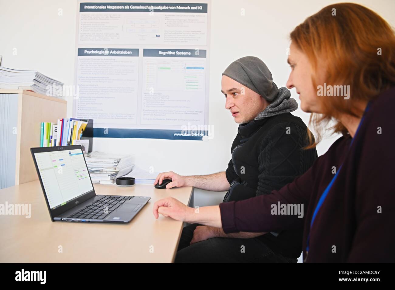 Bamberg, Allemagne. 10 décembre 2019. Le professeur Ute Schmid est assis sur un ordinateur portable avec son adjoint à la recherche Sebastian Seufert. Le professeur De sciences Informatiques Appliquées et de systèmes cognitifs de l'Université de Bamberg, en collaboration avec son équipe de recherche, a mis au point un système pour aider les gens à supprimer les données inutilisées sur leurs PC. (À dpa-KORR.: Osez supprimer - les chercheurs veulent aider 'Desktop Messies' à partir du 13.01.2020) crédit: Nicolas Armer/dpa/Alay Live News Banque D'Images