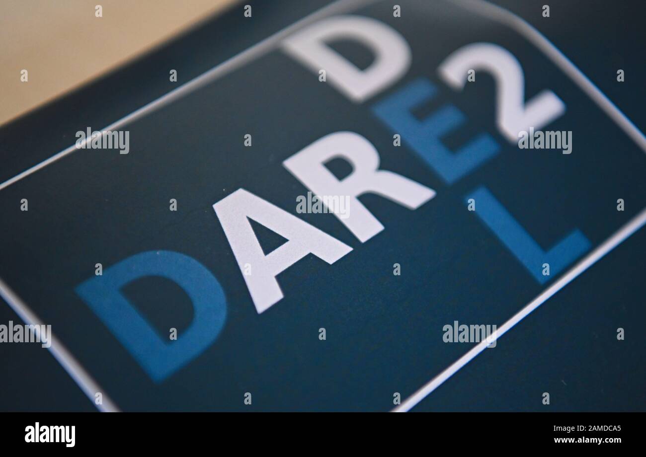 Bamberg, Allemagne. 10 décembre 2019. Le logo du programme Dare2Del peut être vu sur une bannière. Un professeur D'informatique Appliquée et de systèmes cognitifs à l'Université de Bamberg, en Allemagne, et son équipe de recherche ont développé un système conçu pour aider les gens à supprimer les données inutilisées sur leurs PC. (À dpa-KORR.: Osez supprimer - les chercheurs veulent aider 'Desktop Messies' à partir du 13.01.2020) crédit: Nicolas Armer/dpa/Alay Live News Banque D'Images