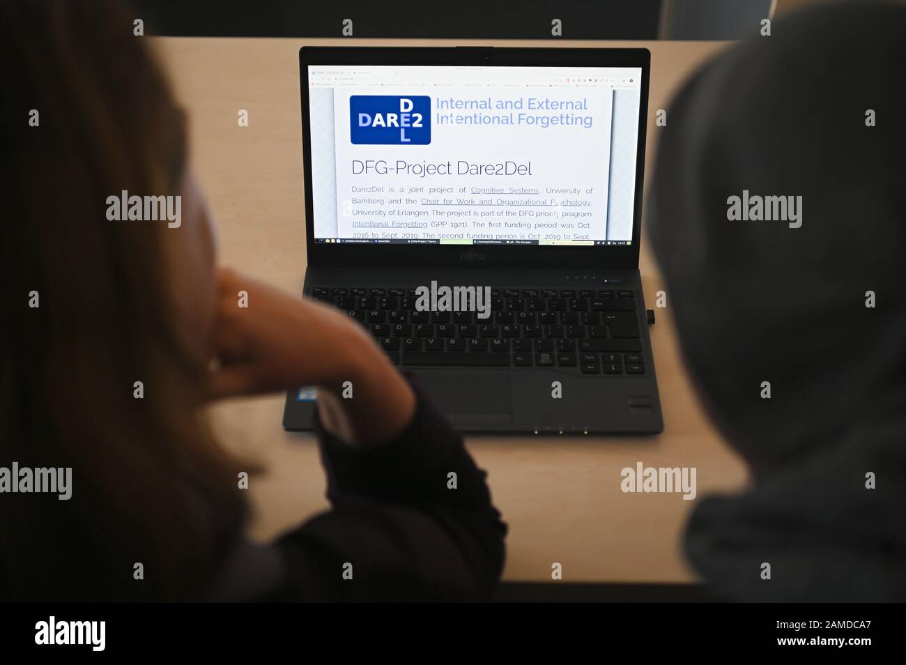 Bamberg, Allemagne. 10 décembre 2019. Le professeur Ute Schmid est assis sur un ordinateur portable avec son adjoint à la recherche Sebastian Seufert. Le professeur De sciences Informatiques Appliquées et de systèmes cognitifs de l'Université de Bamberg, en collaboration avec son équipe de recherche, a mis au point un système pour aider les gens à supprimer les données inutilisées sur leurs PC. (À dpa-KORR.: Osez supprimer - les chercheurs veulent aider 'Desktop Messies' à partir du 13.01.2020) crédit: Nicolas Armer/dpa/Alay Live News Banque D'Images