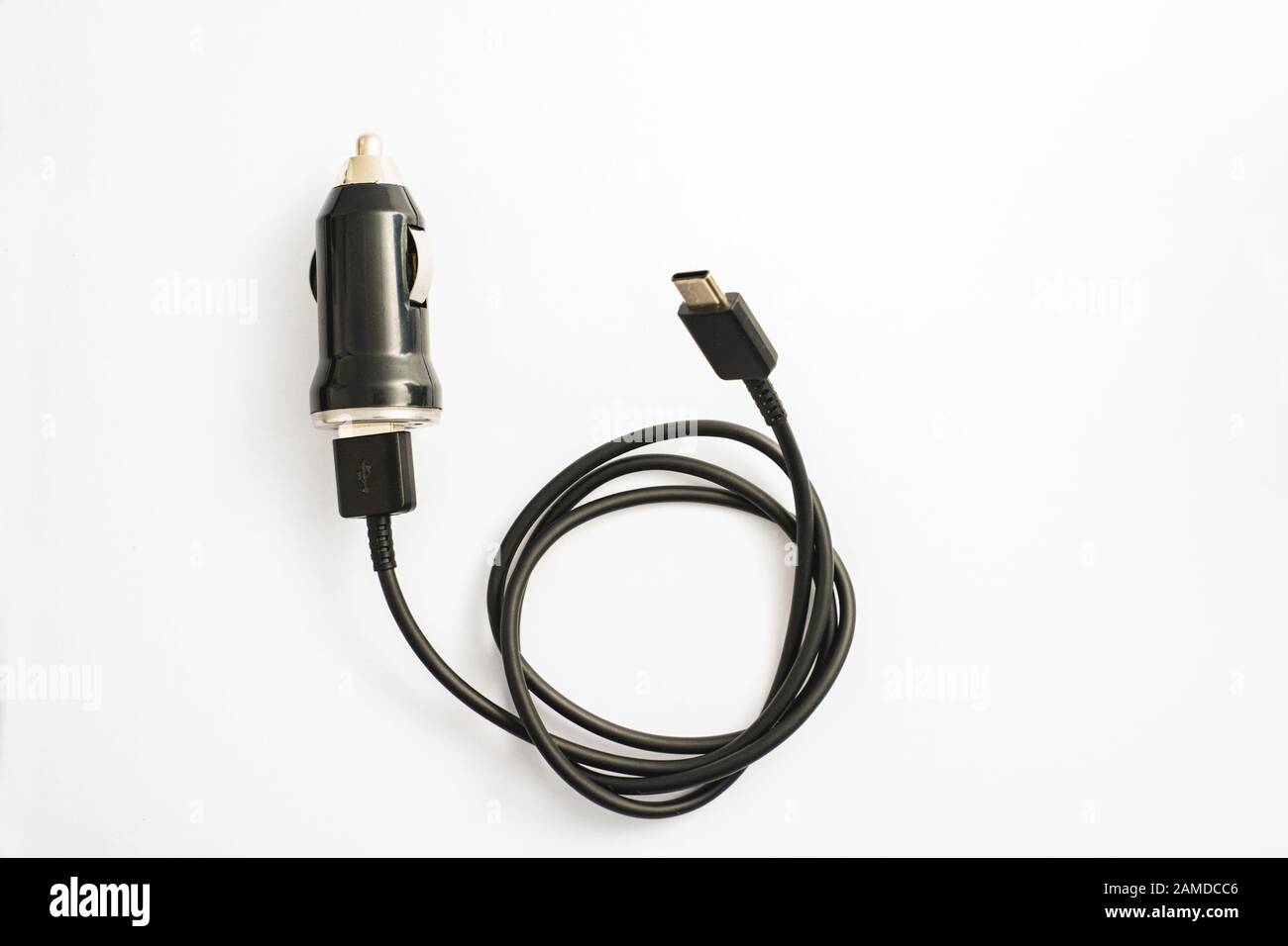 Le chargeur de voiture noire avec sortie USB Câble de connexion. Une photo prise sur un chargeur de voiture noire avec sortie USB Câble de connexion contre un fond blanc Banque D'Images