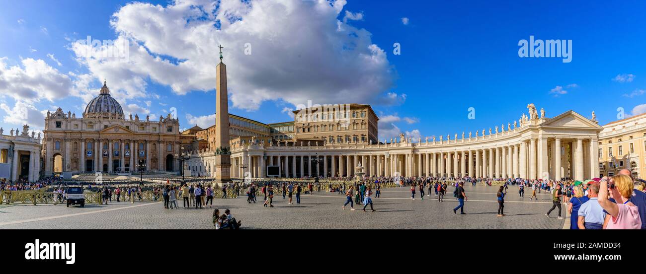 Vue panoramique sur la basilique Saint-Pierre et la place du Vatican Banque D'Images